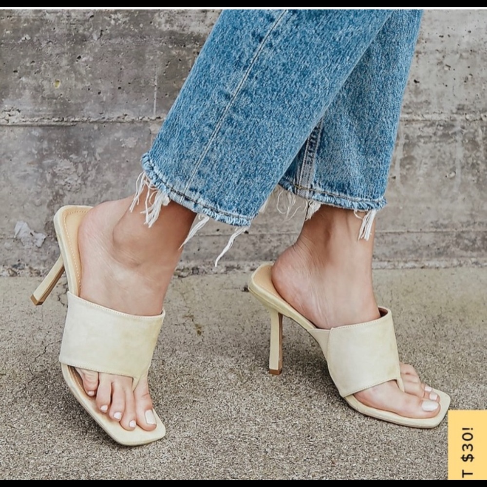 Brand new! Lulus “loulin” nude square toe heel